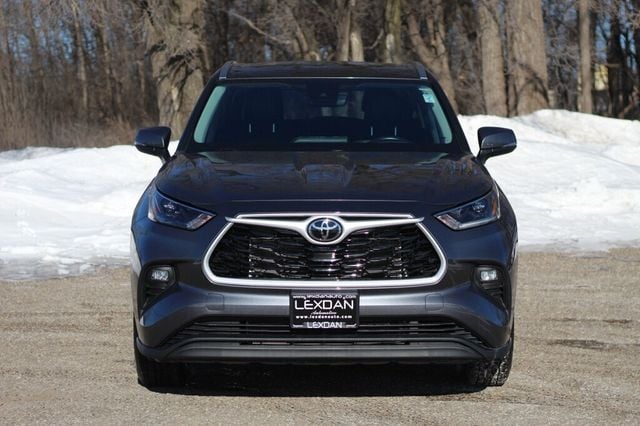 2021 Toyota Highlander  AWD XLE  W/ LEATHER, MOONROOF NEW TIRES & BRAKE SERVICE - 22976742 - 3