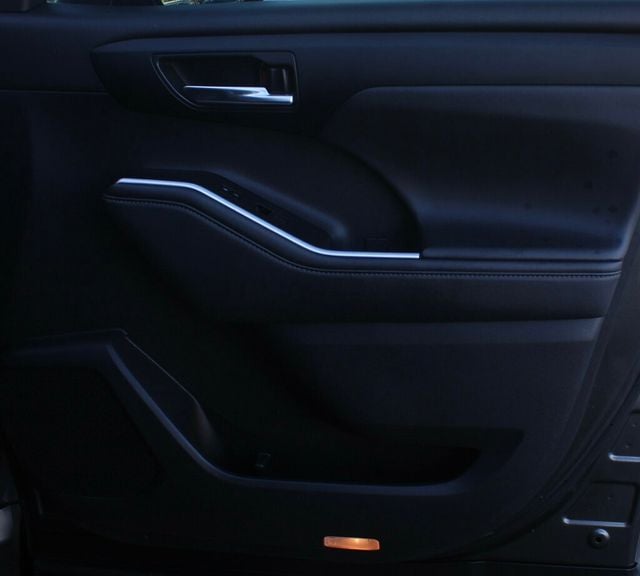 2021 Toyota Highlander  AWD XLE  W/ LEATHER, MOONROOF NEW TIRES & BRAKE SERVICE - 22976742 - 5