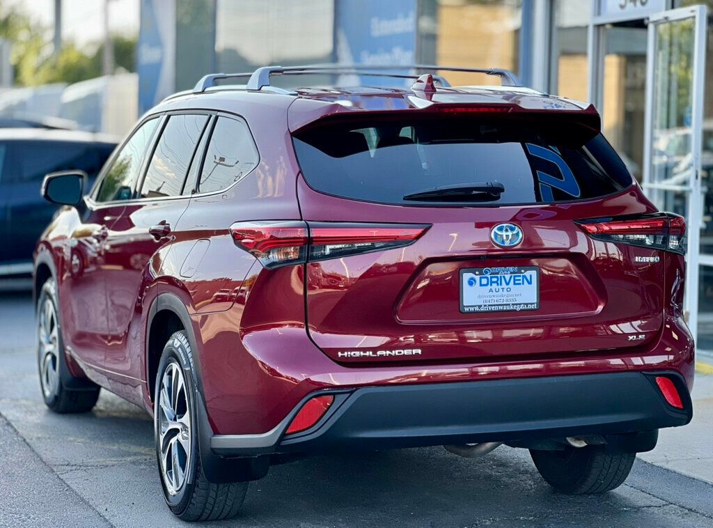 2021 Toyota Highlander Hybrid XLE photo 2