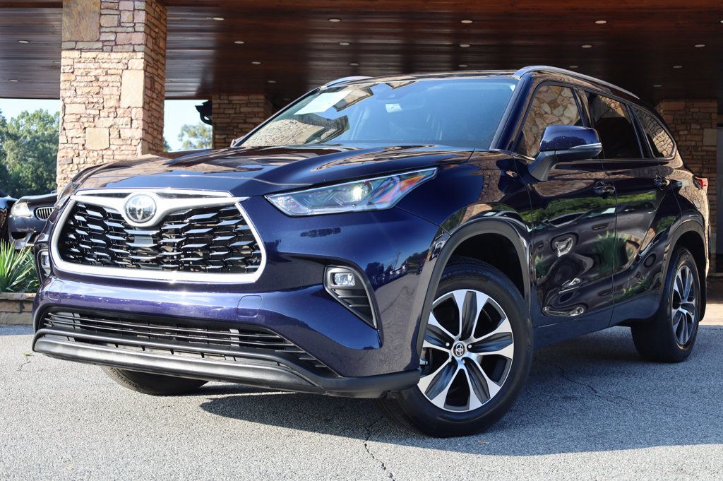 2021 Toyota Highlander XLE photo 2