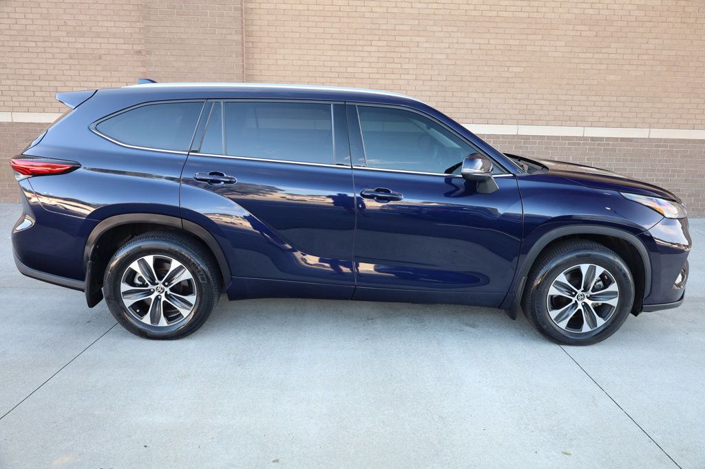 2021 Toyota Highlander XLE photo 3