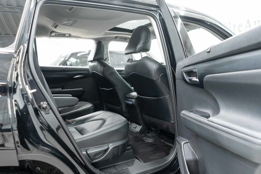 2021 Toyota Highlander XLE photo 12