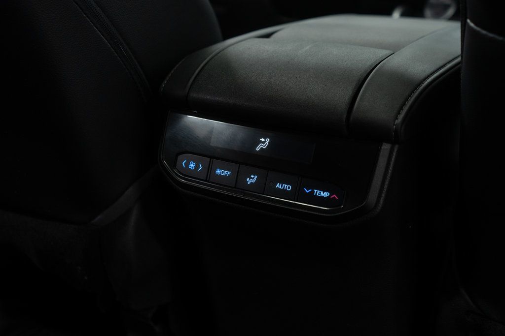 2021 Toyota Highlander XLE photo 14