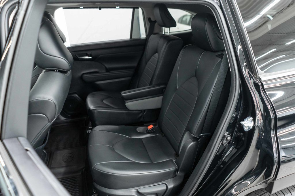 2021 Toyota Highlander XLE photo 16