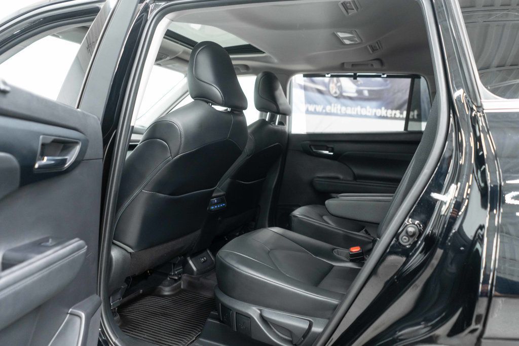 2021 Toyota Highlander XLE photo 17