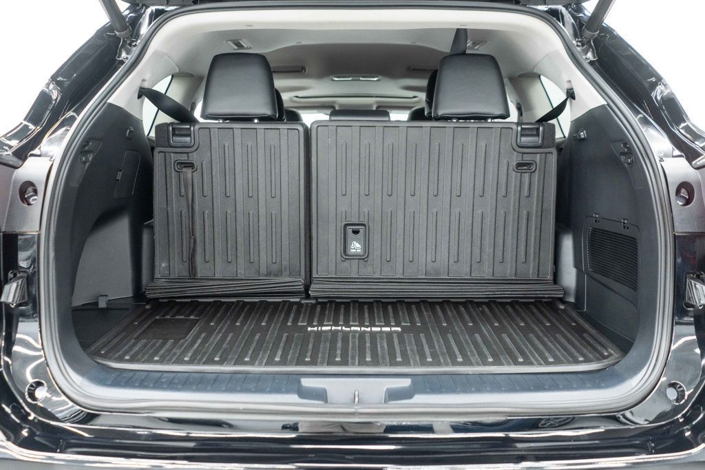 2021 Toyota Highlander XLE photo 19