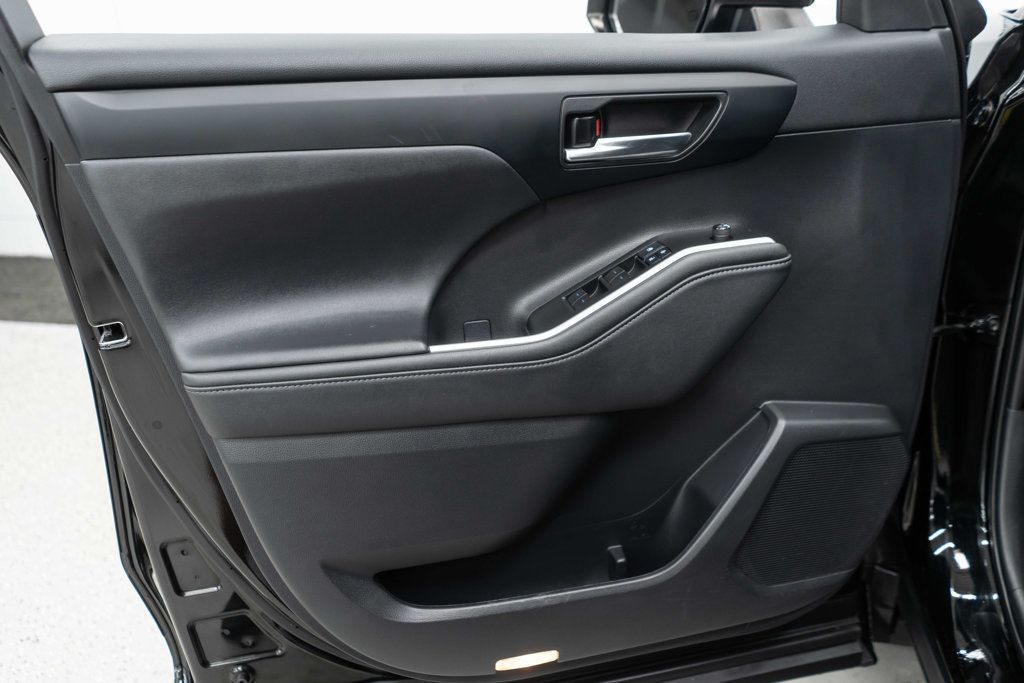 2021 Toyota Highlander XLE photo 20