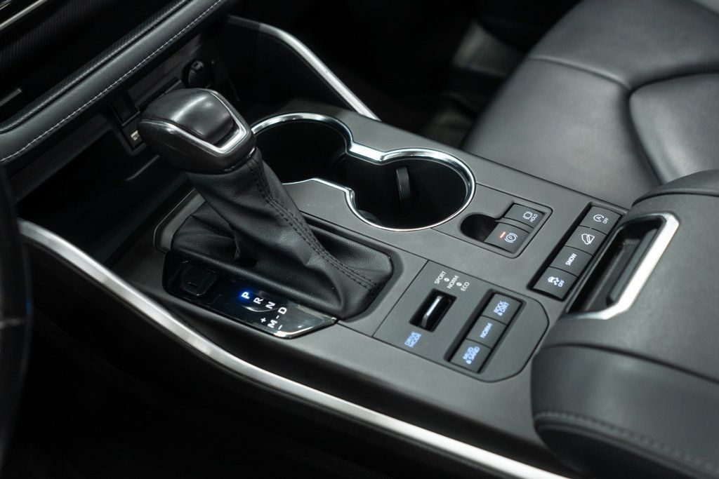 2021 Toyota Highlander XLE photo 22