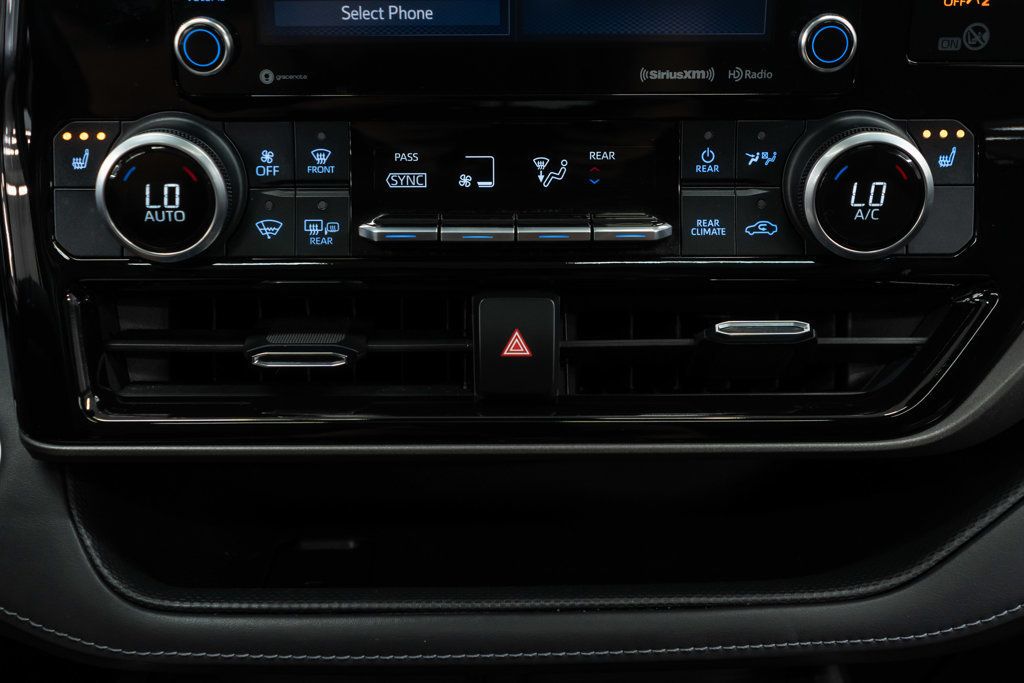 2021 Toyota Highlander XLE photo 25