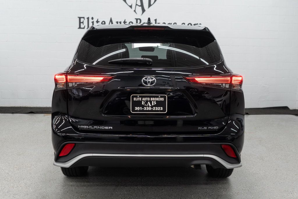 2021 Toyota Highlander XLE photo 3