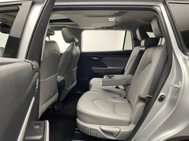 2021 Toyota Highlander XLE AWD - 22983545 - 33