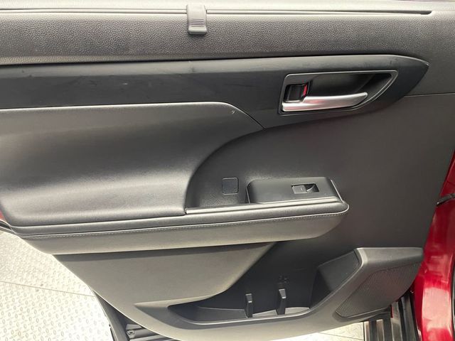2021 Toyota Highlander XLE AWD - 22987782 - 33