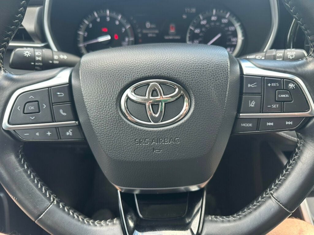 2021 Toyota Highlander XLE photo 9