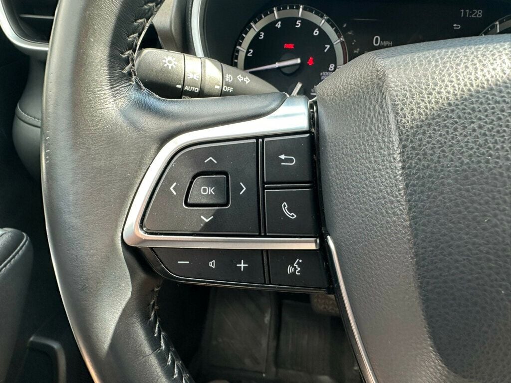 2021 Toyota Highlander XLE photo 11