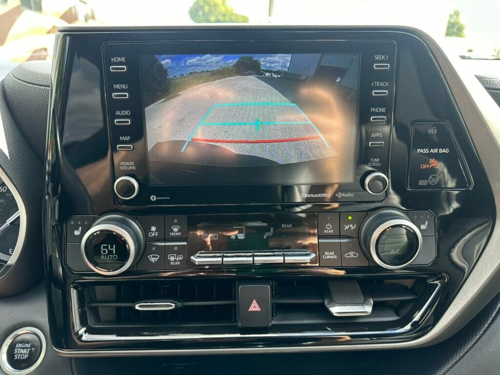 2021 Toyota Highlander XLE photo 13