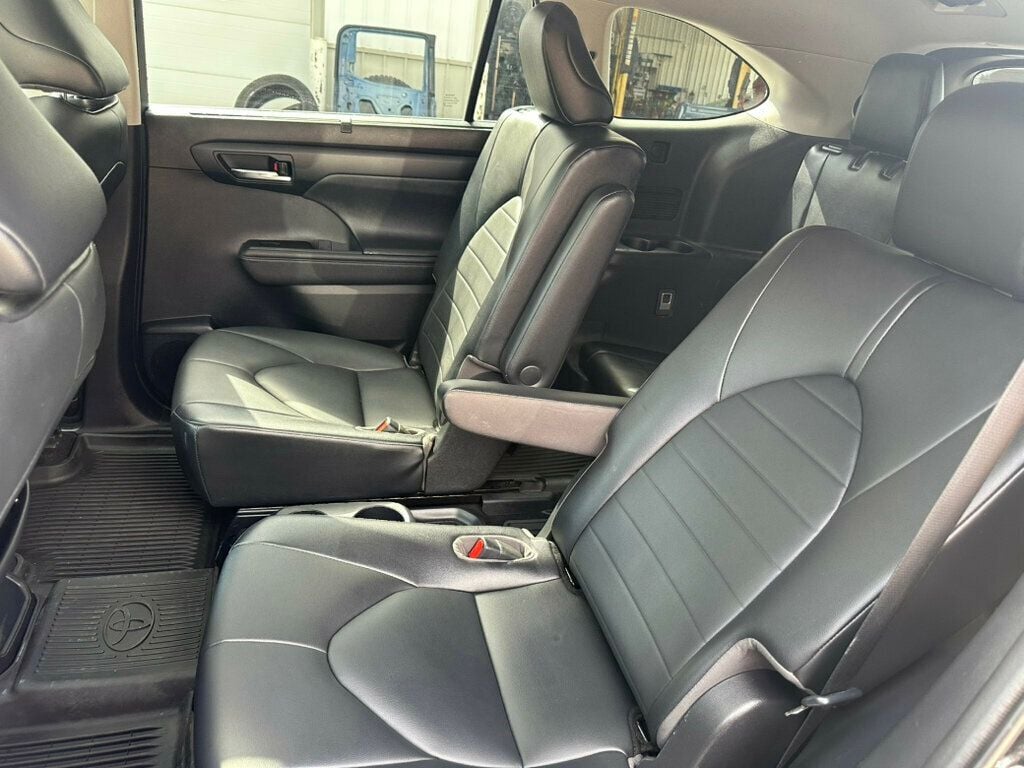 2021 Toyota Highlander XLE photo 19