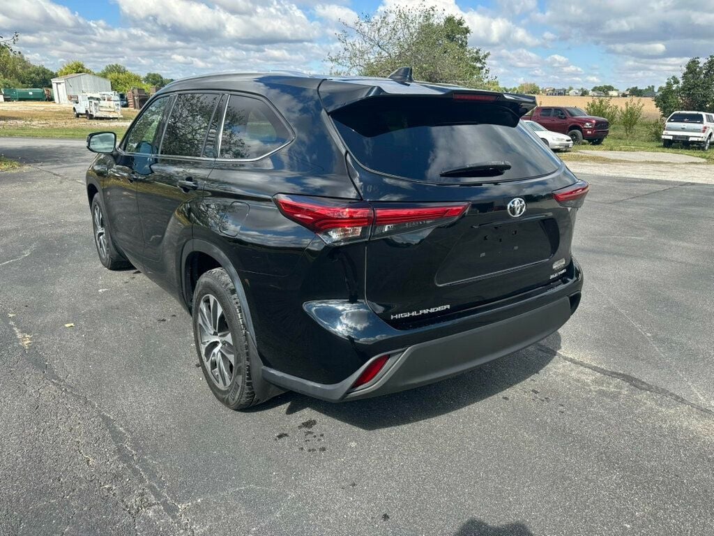 2021 Toyota Highlander XLE photo 2