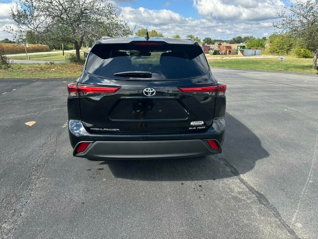 2021 Toyota Highlander XLE photo 3