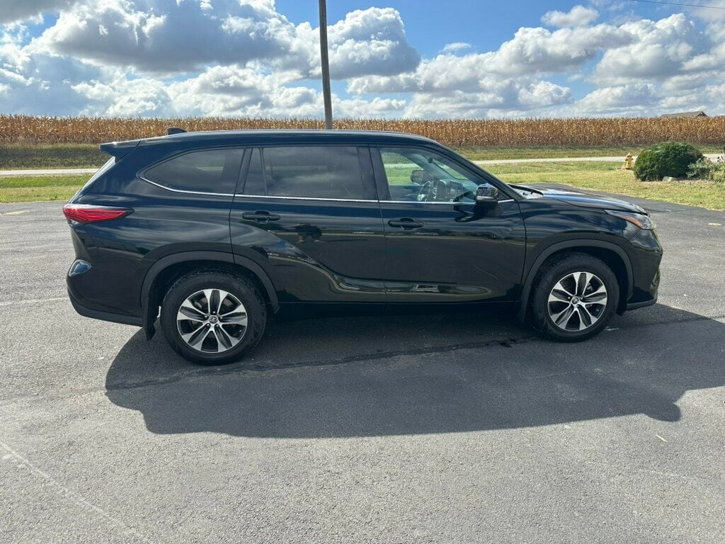 2021 Toyota Highlander XLE photo 5