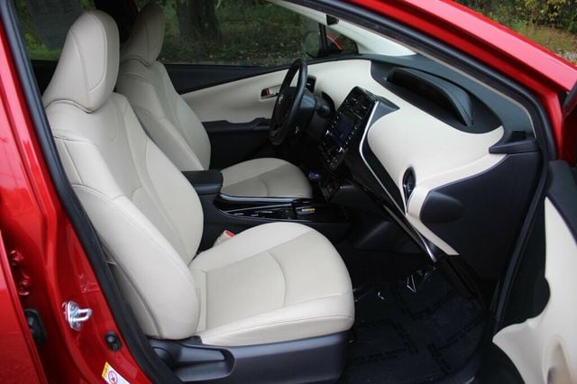 2021 Toyota Prius HYBRID XLE W/ LEATHER HEATED SEATS, HEATED STEERING WHEEL - 22932707 - 6