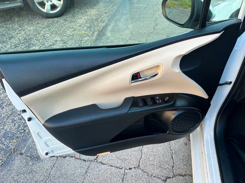 2021 Toyota Prius LE - 22909636 - 11