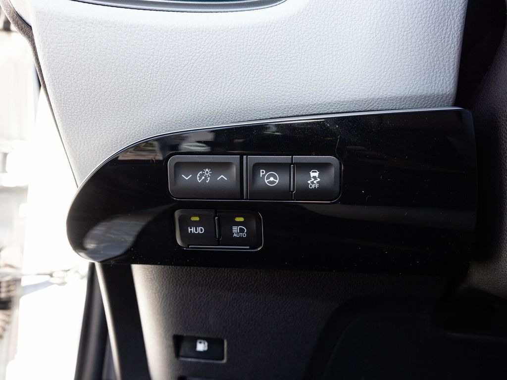 2021 Toyota Prius XLE AWD-e, Advanced Technology Package, Head-Up Display - 22952639 - 27