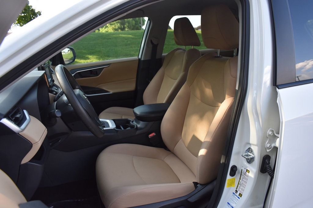 2021 Toyota RAV4 LE photo 2