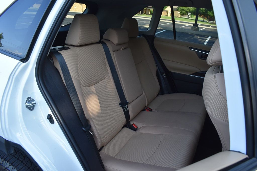 2021 Toyota RAV4 LE photo 3