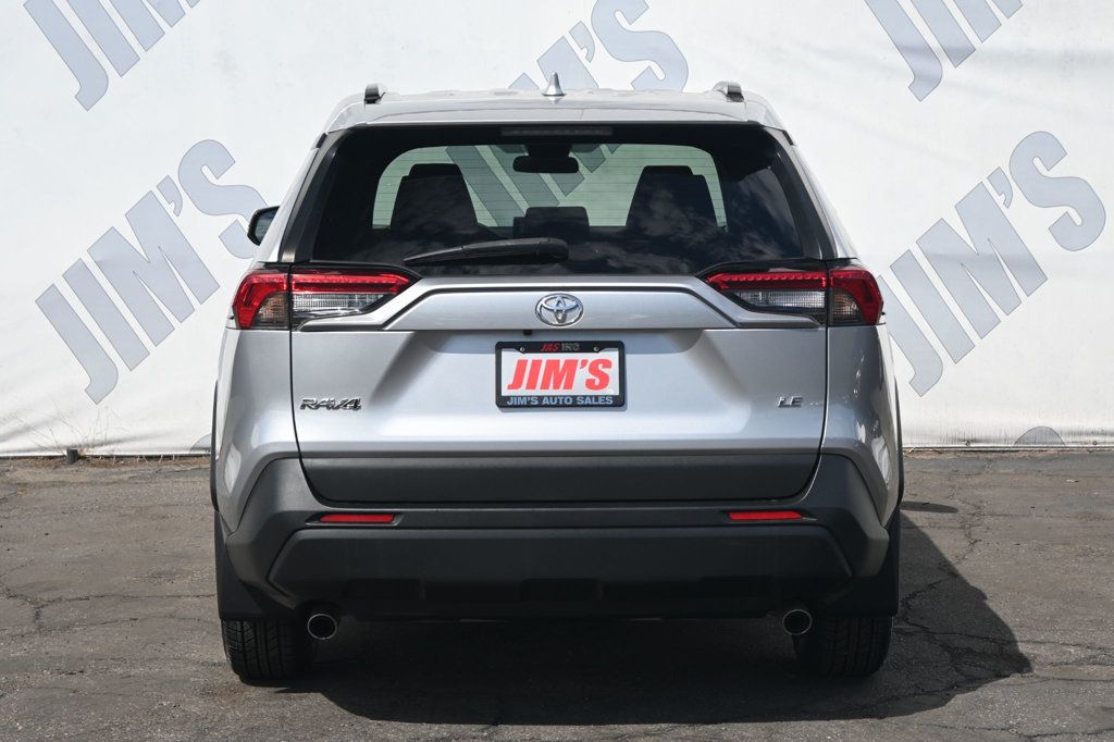 2021 Toyota RAV4 LE photo 4