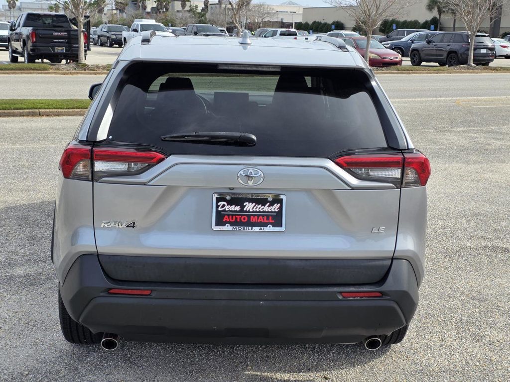 2021 Toyota RAV4 LE photo 3
