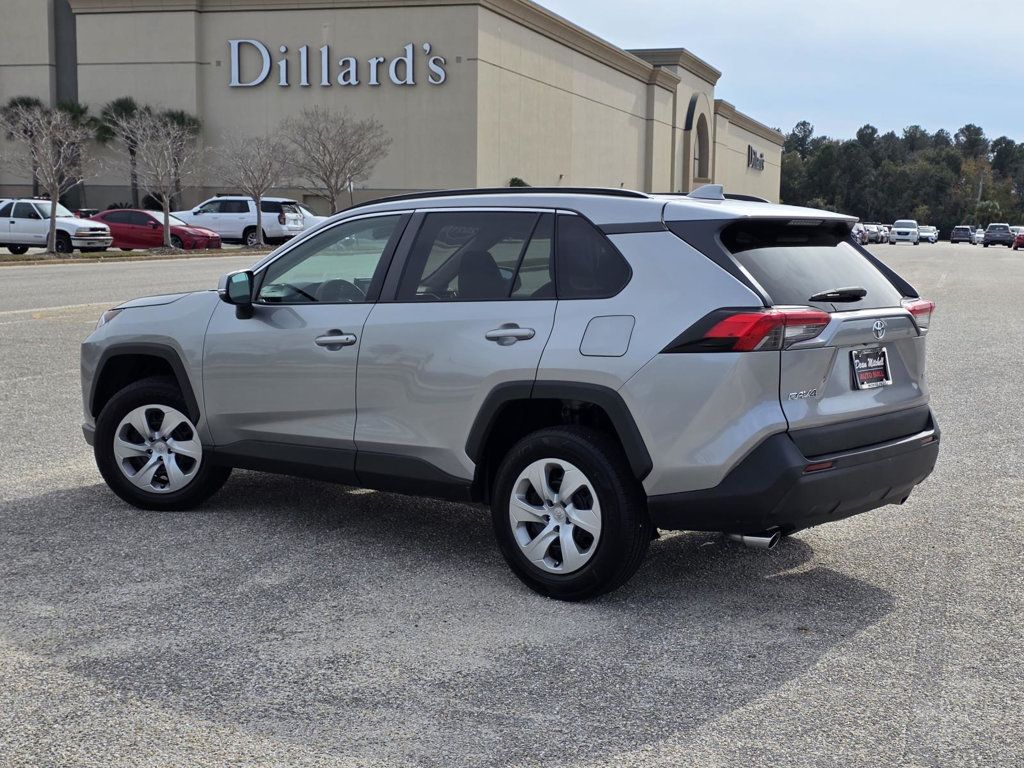 2021 Toyota RAV4 LE photo 4