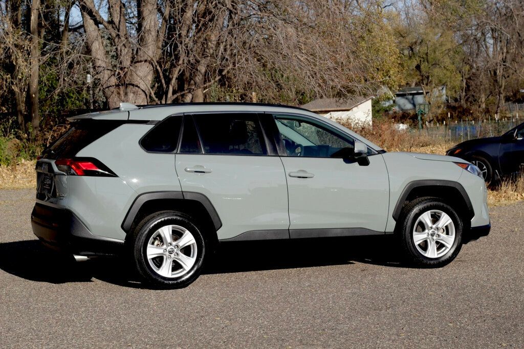 2021 Toyota RAV4 XLE photo 3