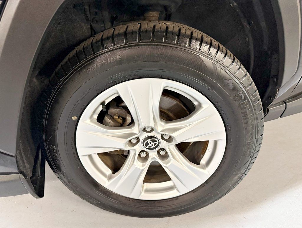 2021 Toyota RAV4 XLE photo 2