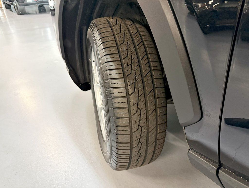 2021 Toyota RAV4 XLE photo 3