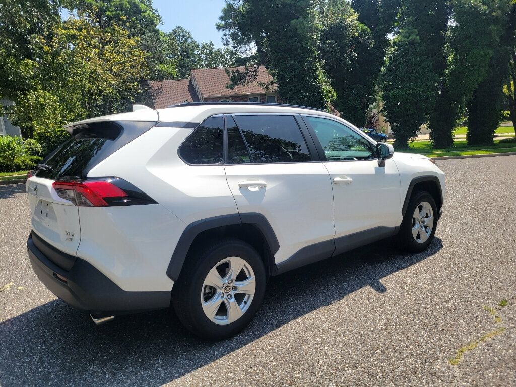 2021 Toyota RAV4 XLE photo 2