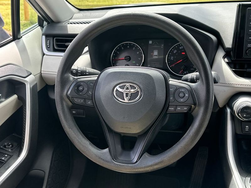 2021 Toyota RAV4 XLE FWD - 23029694 - 17