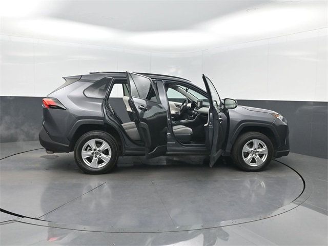 2021 Toyota RAV4 XLE FWD - 22975228 - 40