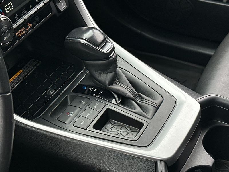 2021 Toyota RAV4 XLE Premium FWD - 23011434 - 17