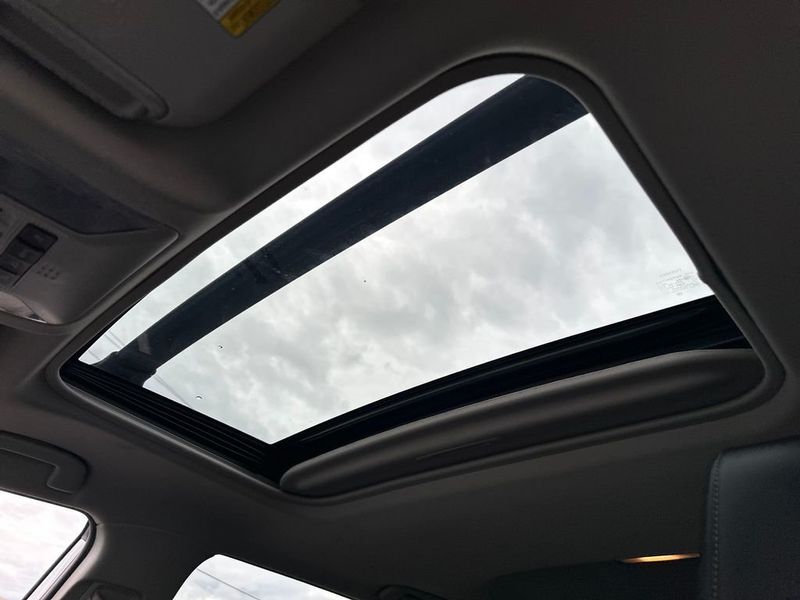 2021 Toyota RAV4 XLE Premium FWD - 23011434 - 18