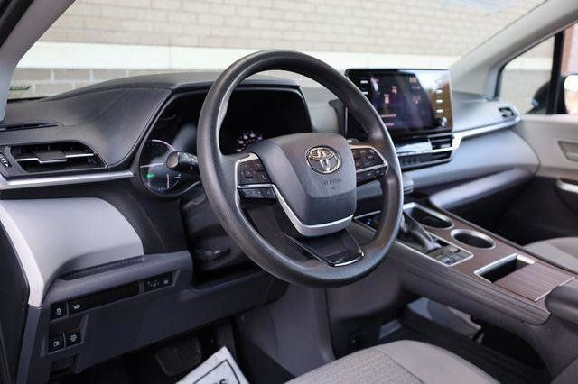 2021 Toyota Sienna Hybrid LE - 23018050 - 13