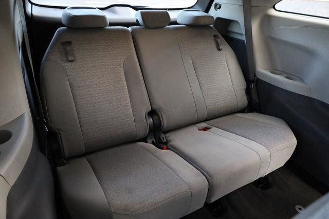 2021 Toyota Sienna Hybrid LE - 23018050 - 19
