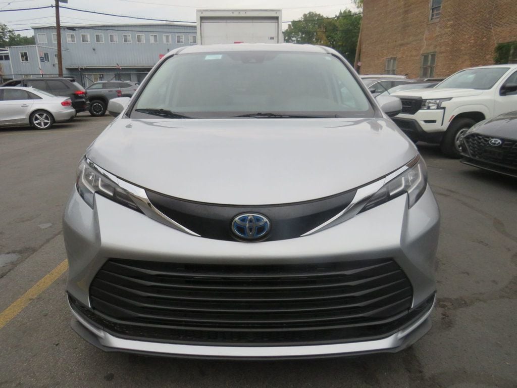 2021 Toyota Sienna LE photo 2