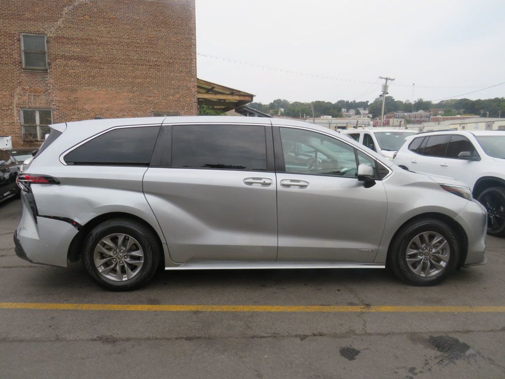 2021 Toyota Sienna LE photo 4