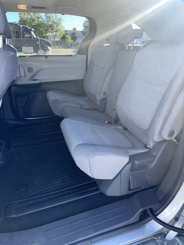 2021 Toyota Sienna LE FWD 8-Passenger - 22923756 - 3