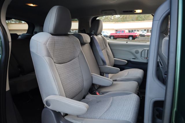 2021 Toyota Sienna LE FWD 8-Passenger - 22947448 - 18