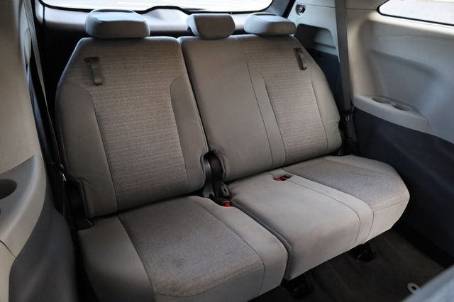 2021 Toyota Sienna LE FWD 8-Passenger - 22947448 - 19
