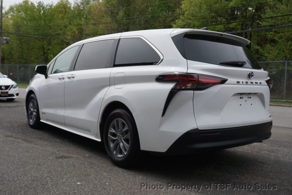 2021 Toyota Sienna LE FWD 8-Passenger - 23019795 - 4