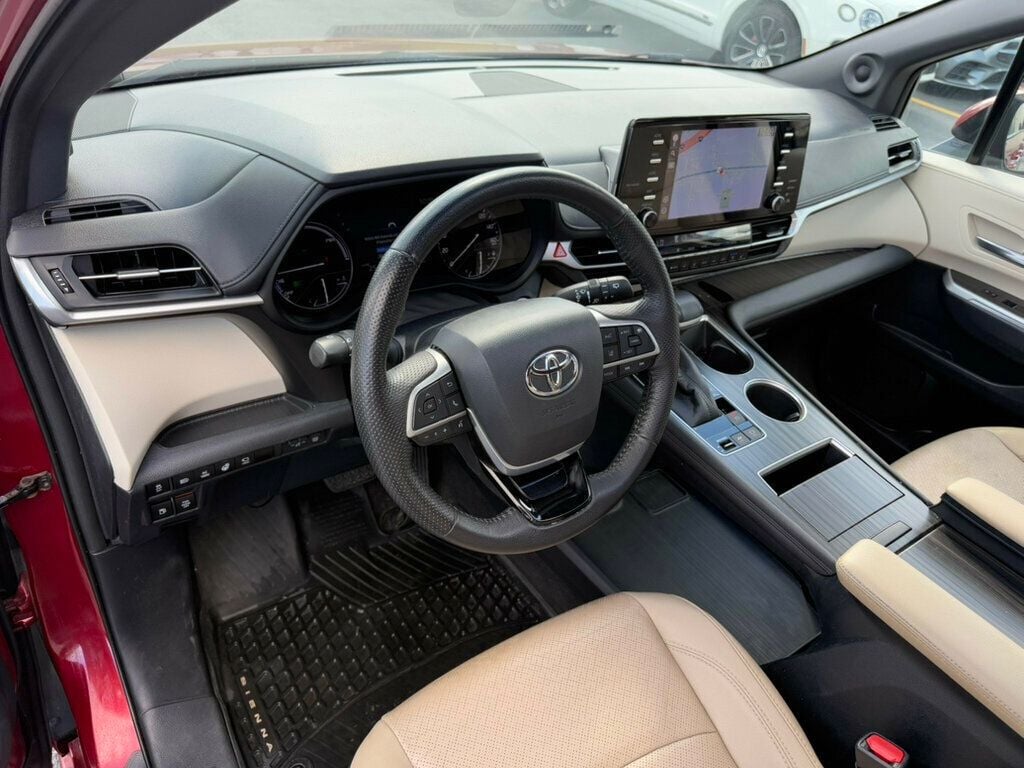 2021 Toyota Sienna Limited photo 8