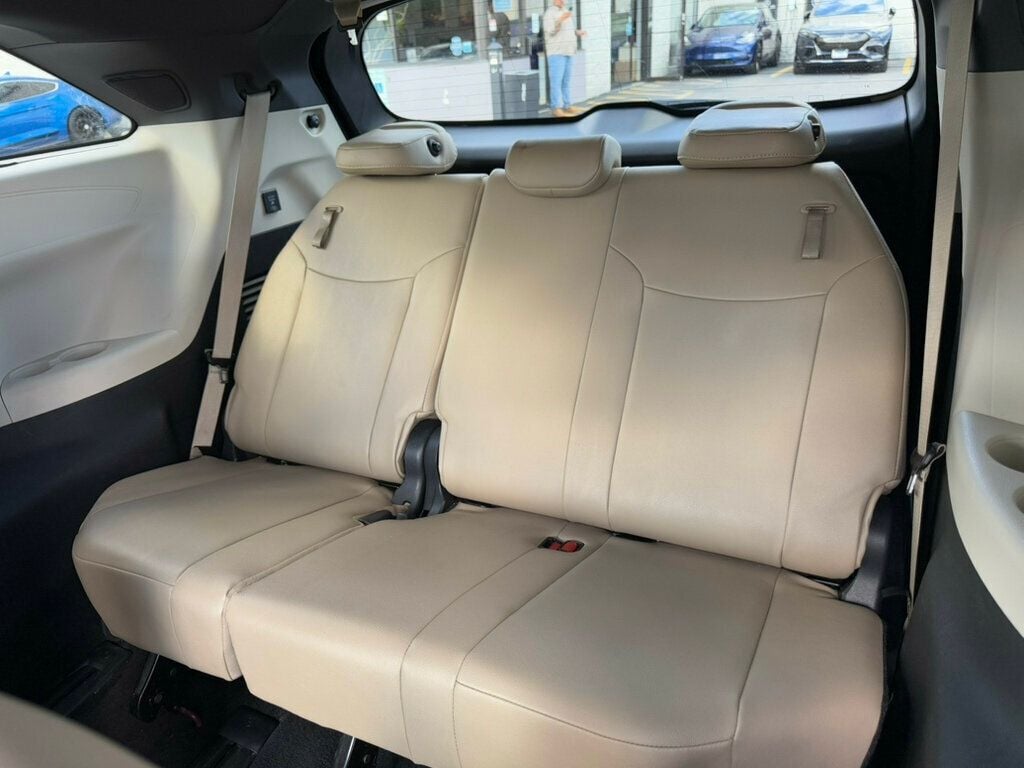 2021 Toyota Sienna Limited photo 18