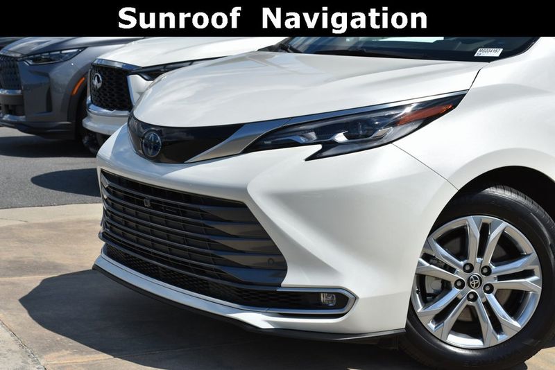 2021 Toyota Sienna Platinum photo 2